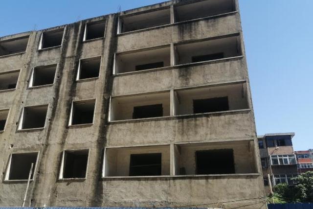 平顶山|平顶山这家烂尾小区居民好尴尬 买房8年入不了户口