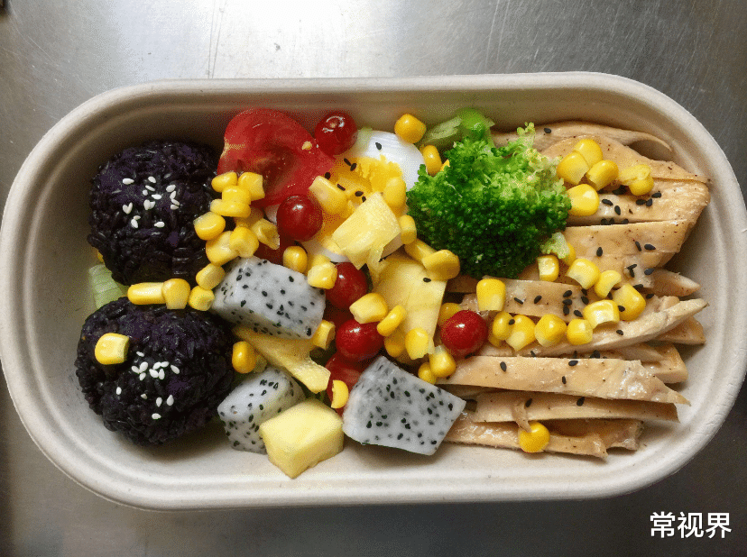 常视界|安徽某小学学生将营养餐倒掉，已经溢出垃圾桶，学生：太难吃了！