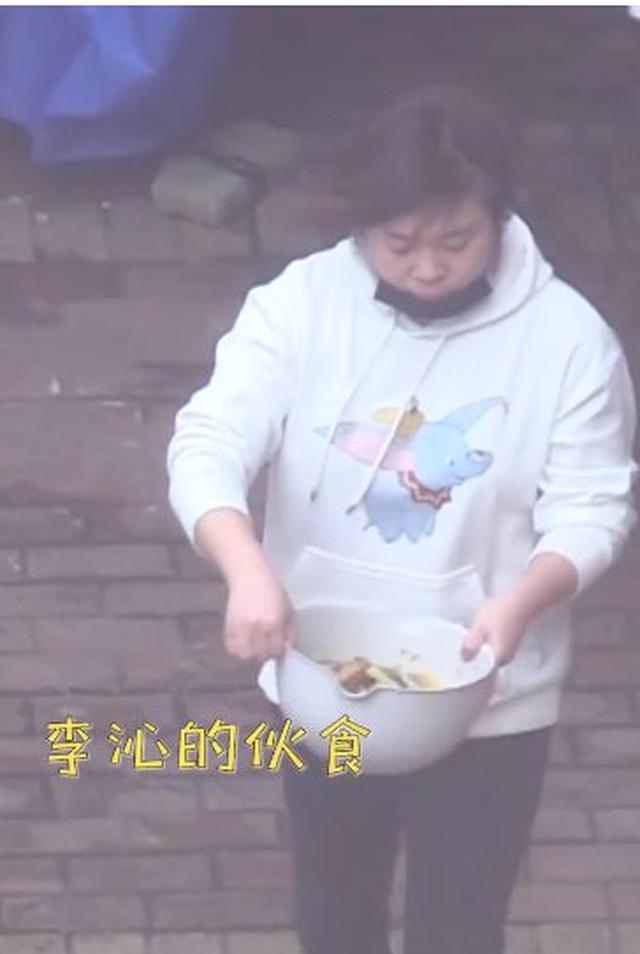 李沁@李沁复工拍戏，看到助理为她准备的饭，才知女明星的身材管理多严格