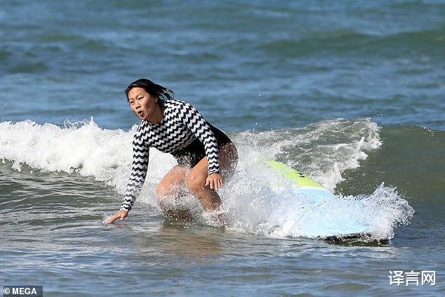 紮克伯格35歲華裔妻子海上沖浪，穿連體泳衣秀粗壯大腿，掉海嚇出表情包-圖3