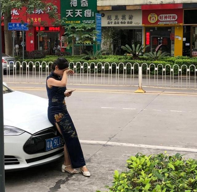 #特斯拉#因特斯拉没电，女子身穿旗袍在路边哭泣？BYD车主上演英雄救美！