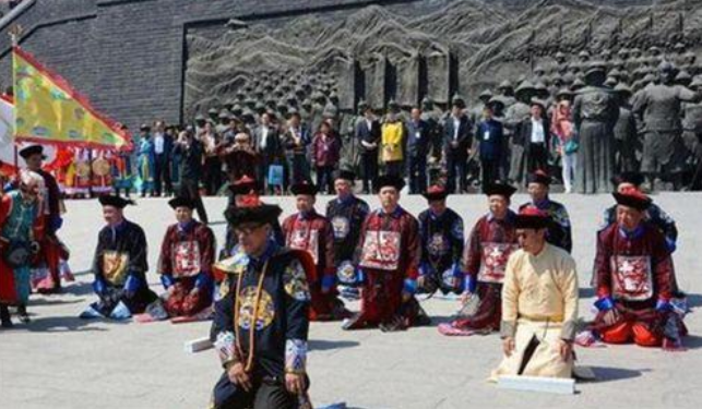 「」清朝灭亡了108年，为何皇陵还有守墓人？他们的工资从哪里来