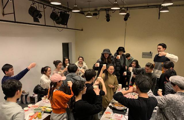 「王俊凯」王俊凯北影班级聚餐,左边“校花”超抢镜,三秒钟要她全部信息