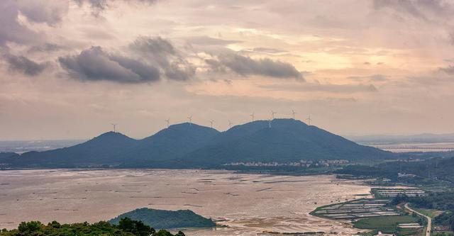 「青岛市」比三亚消费低，比青岛人少！这个海鲜管饱的清凉海岛，景美还免费