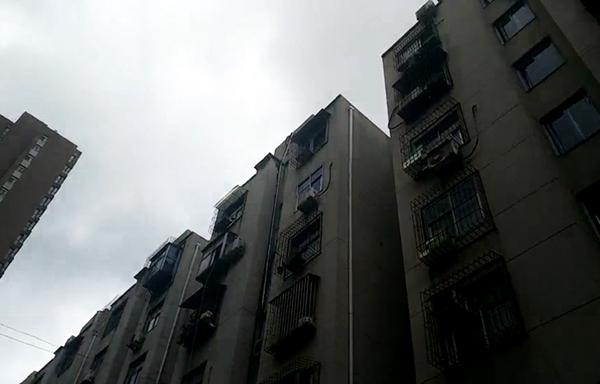 「」又是高空坠物！郑州一七层楼飞下一扇门，50万新车车窗被砸穿