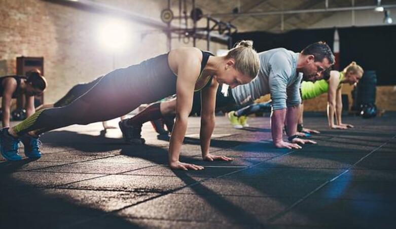 胸肌|如何用简单的方法让自己的胸肌变大？只用一招就能解决！