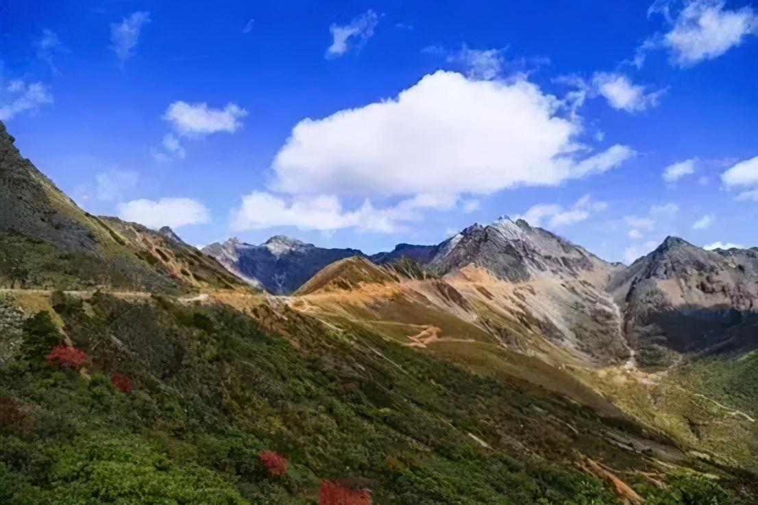丹霞地貌|云南这几条魔鬼公路，看完就开始瑟瑟发抖！普通司机根本不敢去