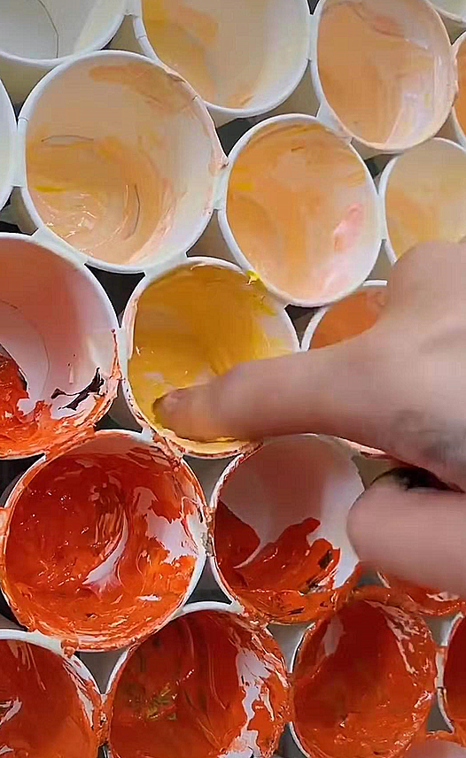 「」美术生用纸杯来画梵高,成品一出:艺术大家