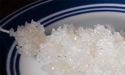 ▲冰糖里吃出“白线”，很多人都嫌脏，网友：是商家故意放的！