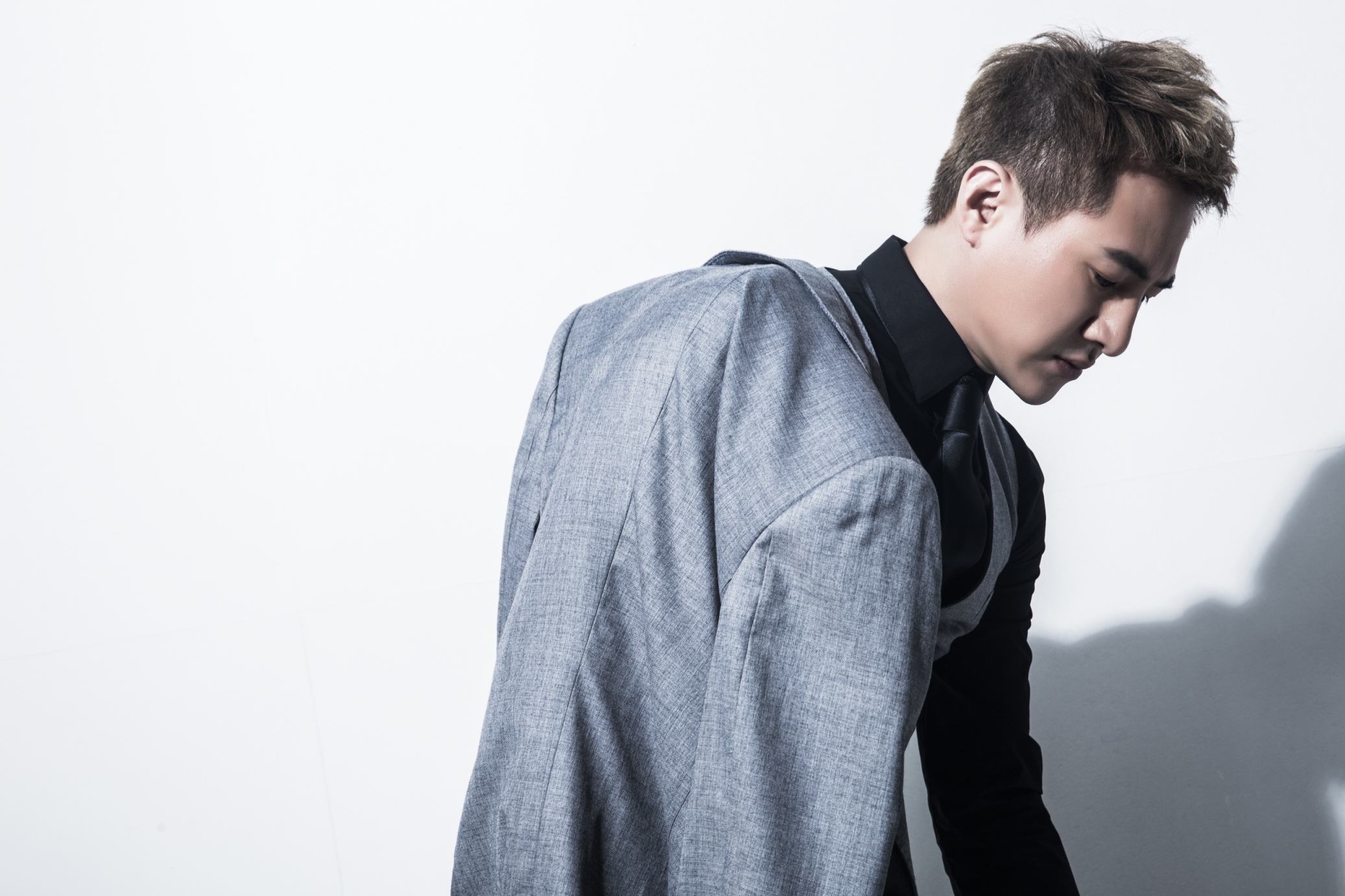 一个被名字"压死"的歌手,当年金星曾劝其改名,如今沦为服务生