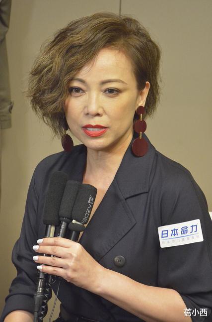 西装|邓萃雯真有54岁？穿西装连衣裙配短发亮相，虽一生未嫁却美得惊艳