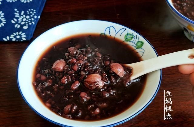 「红豆」睡前煮，早上喝，这粥每周喝2碗，气色红润不长斑