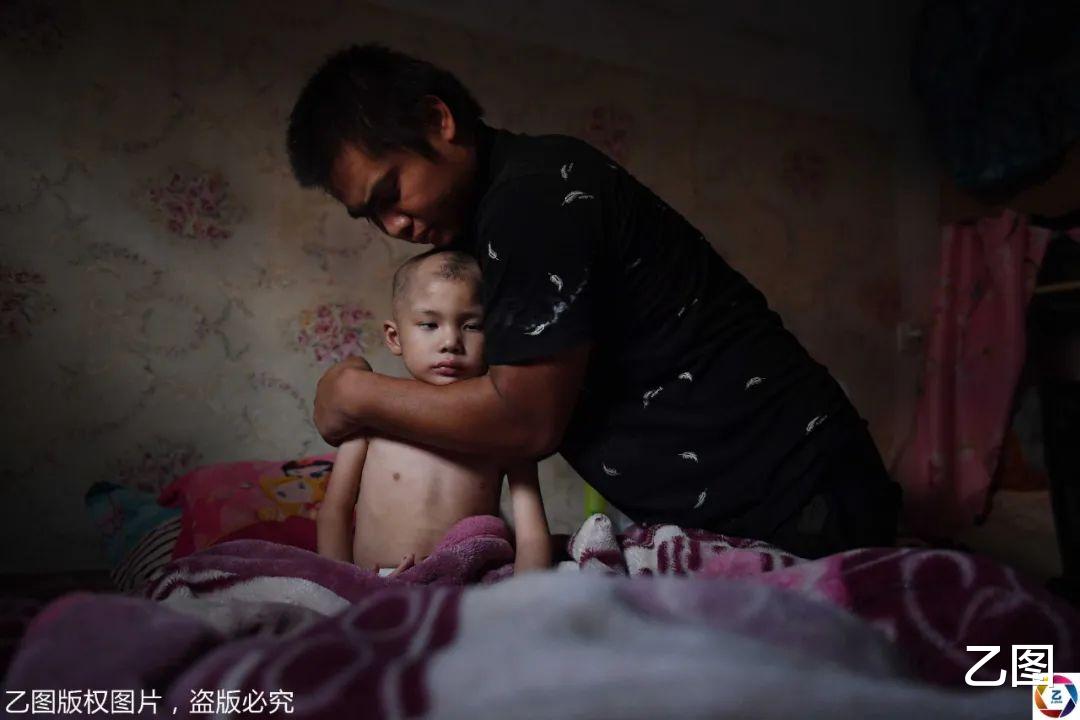 乙图|妻子跑了，90后货车司机带着病儿跑长途：最怕跑着跑着儿子没了