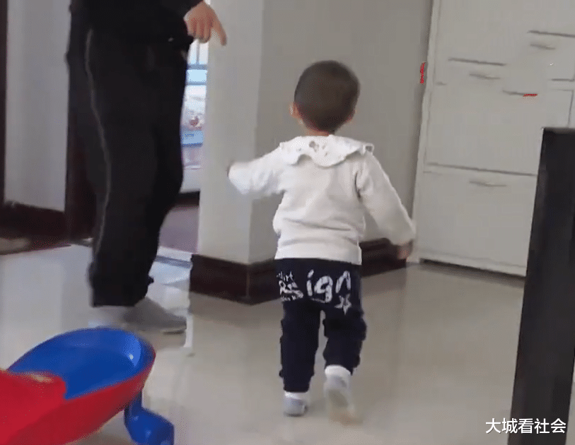 大城看社会|白天小孩吵半夜大人闹，女子多次到楼上踹门：吵了我5年