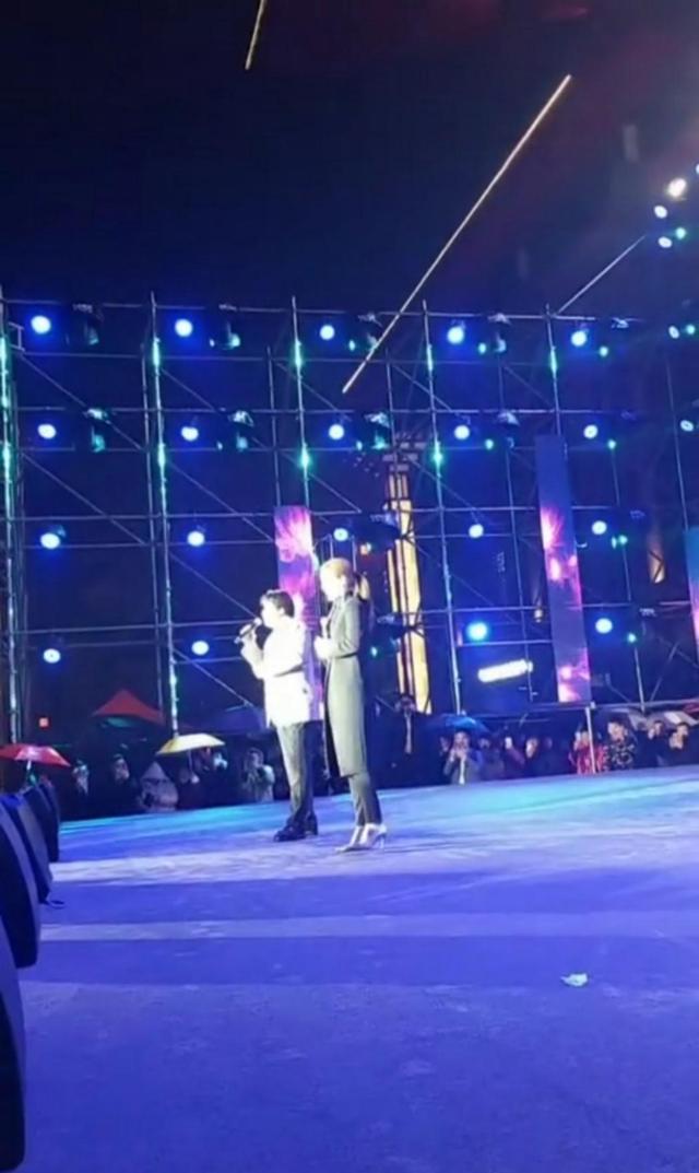 毕福剑|毕福剑为捞金冒雨商演，身材发福肚腩明显，却自称退休后去种地？