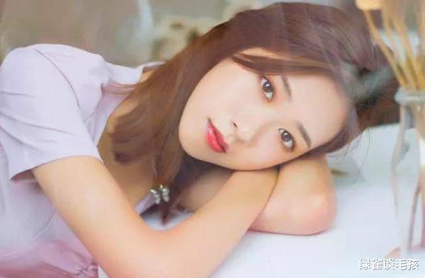 女人开始喜欢你了，会有这6个暗示，大胆拥抱她吧不会被扇耳光的