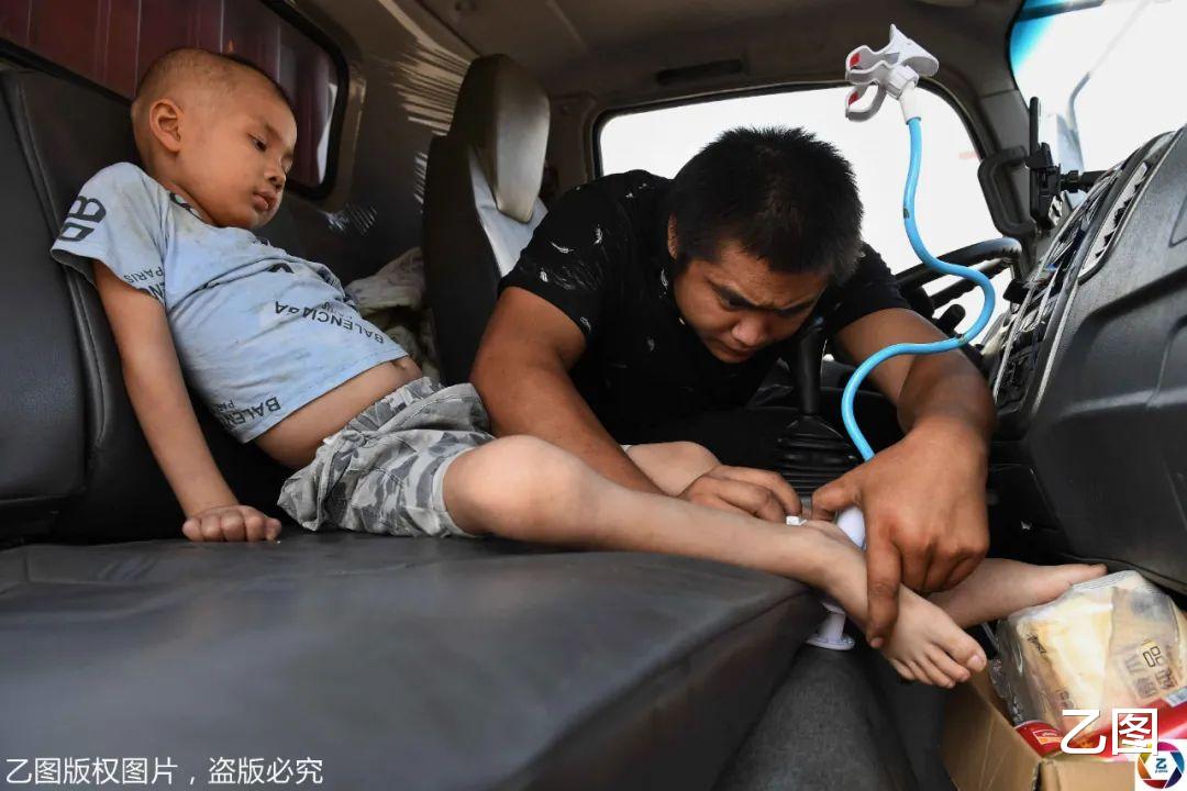 乙图|妻子跑了，90后货车司机带着病儿跑长途：最怕跑着跑着儿子没了