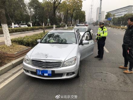 光明网视频 车辆过检被查 驾驶员竟称不愿花钱年检