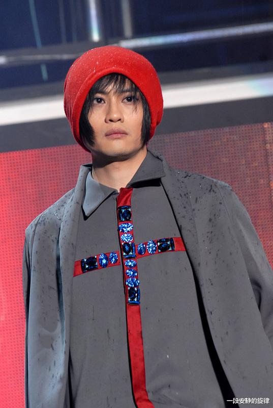 「王乃恩」他从小被赵本山疼爱，成名后却“睡了8名”粉丝，颜面丢尽后销声匿迹