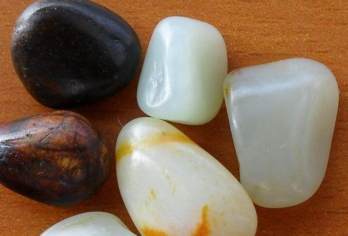 玉髓|和田玉籽料和玉髓差别大吗?它们看着差不多,但是本质完全不同