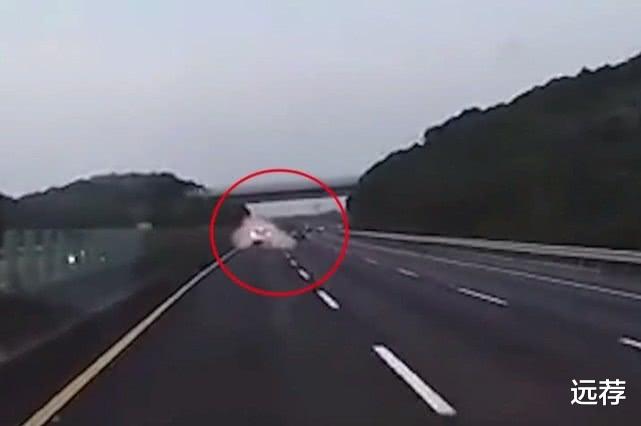 「走近科学」高速离奇事故!一阵白烟后汽车消失!网友:《走近科学》能做三期
