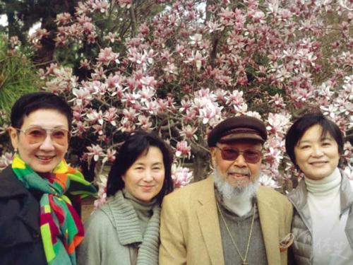 林青霞|林青霞送别赌王出殡,黑衣素颜以表尊敬,白发明显但气场强大