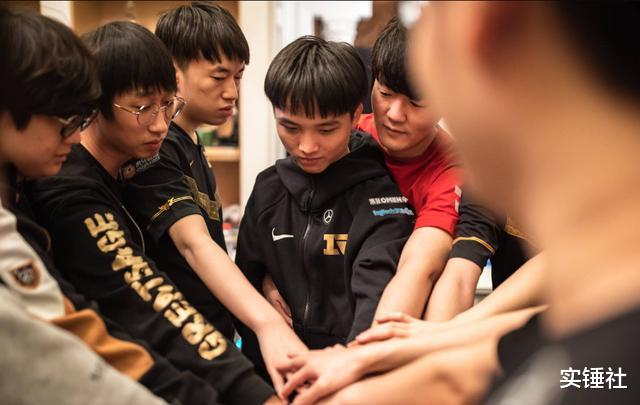 「RNG」RNG8强1轮游后，狼行捂脸崩溃Letme自闭下播！小虎满脸的不高兴