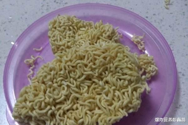 泡面|真正的垃圾食品被揪出来了，不是方便面，而是3种被黑名单的食物
