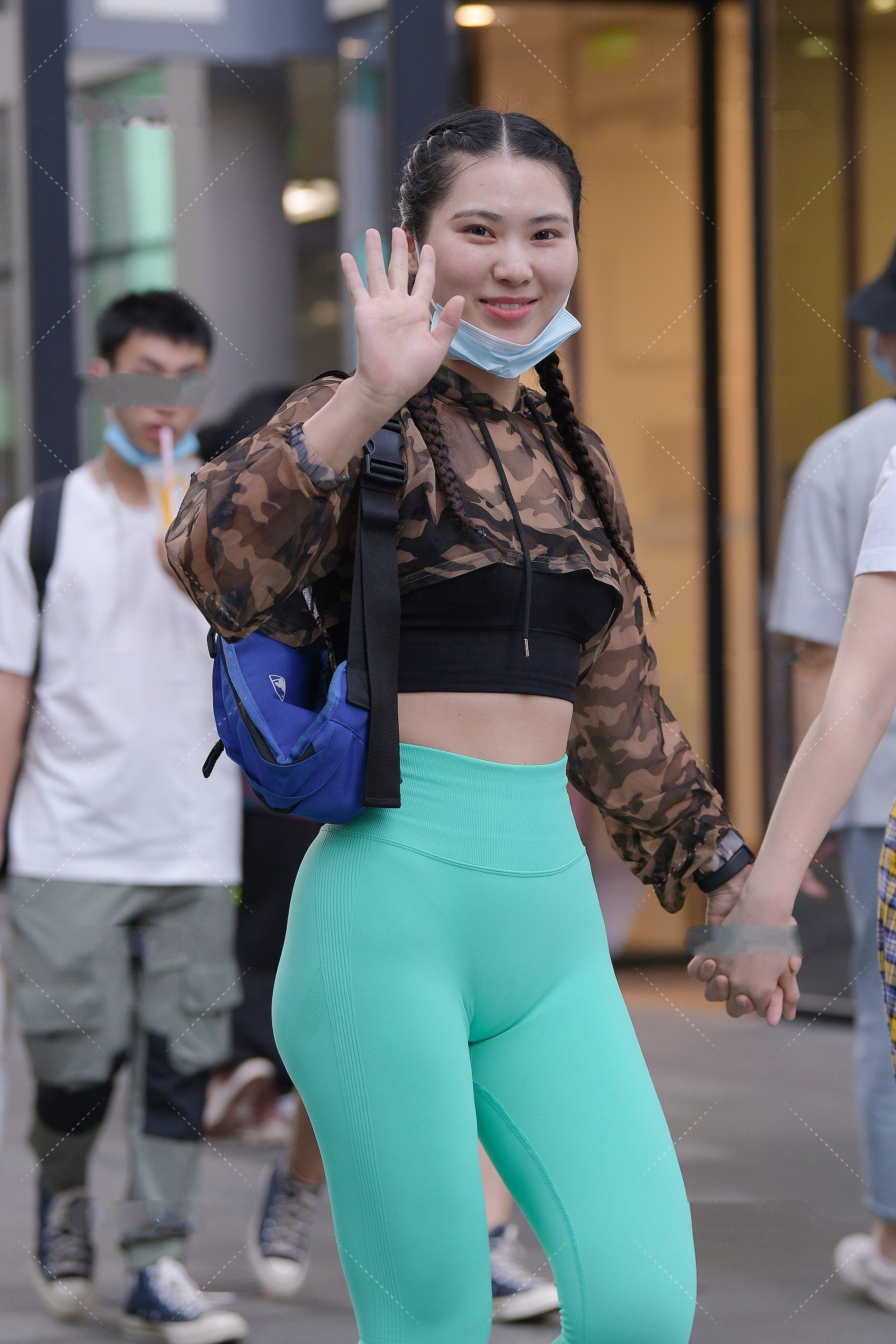 穿衣搭配|潮人优越的身材,上身迷彩元素下身浅绿色,配上双马尾辫时尚减龄