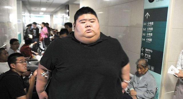 |体重高达668斤，被称“中国第一胖子”，为爱减肥一年内猛瘦400斤