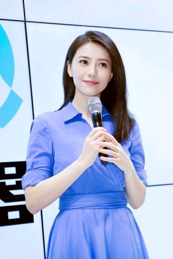 高圆圆|高圆圆不愧是京城第一美女，41岁搭翻领套裙温婉成熟，美得出众