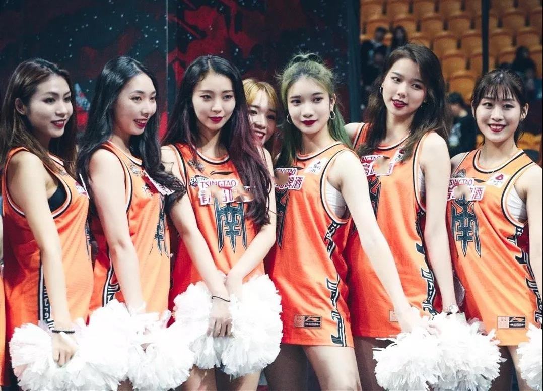 【啦啦队】CBA拉拉队4大女神，第一名媲美卡戴珊姐妹，合照时易建联表情