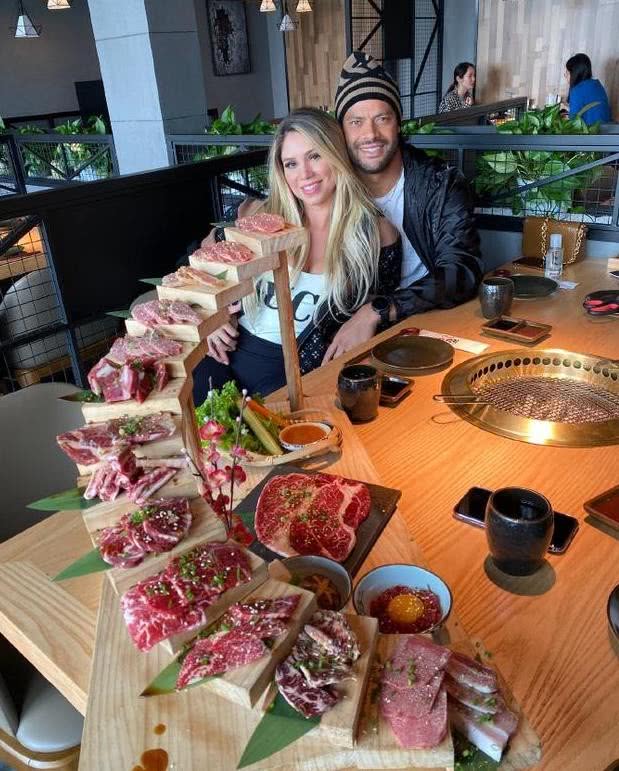 【澳洲】上港外援队长不自律？携前妻外甥女狂吃澳洲和牛！热量疑似严重超标