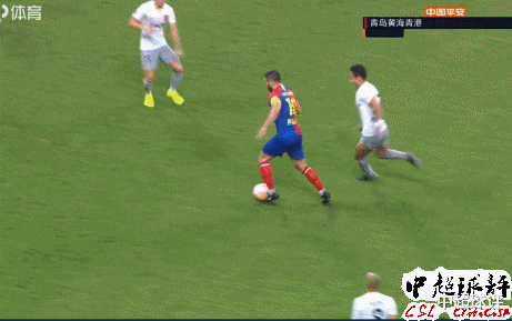 中超|中超再现超大规模冲突：外援向对手吐口水，比赛中断5分钟！