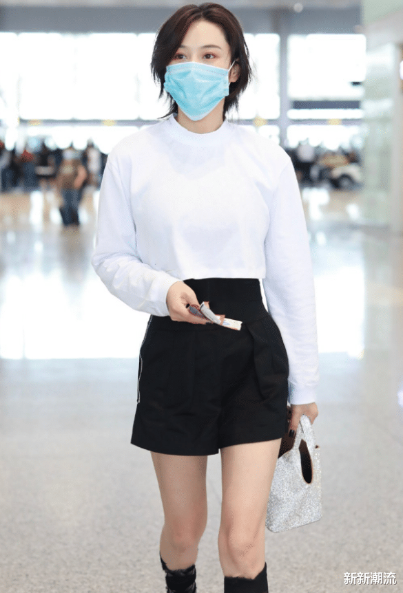 #张馨予#张馨予为显腿长挑战“毒液鞋”，和袜子融为一体后，意外显腿细