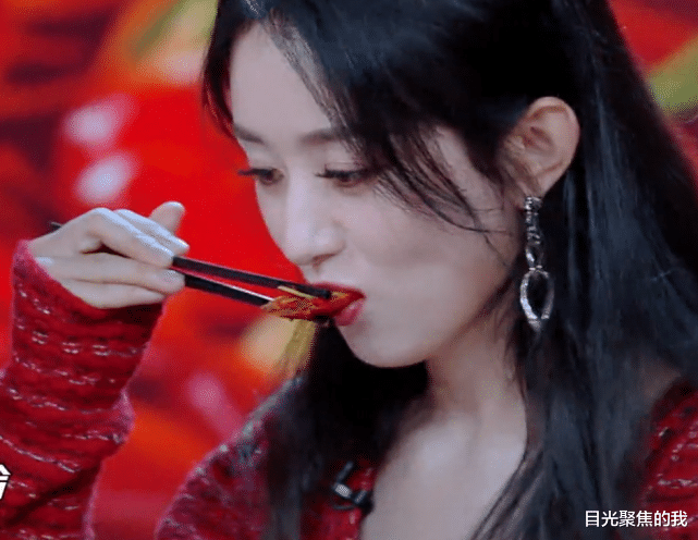 赵丽颖|赵丽颖吃龙虾被烫到嘴，吐到李浩菲碗里，结果下一秒举动真实了
