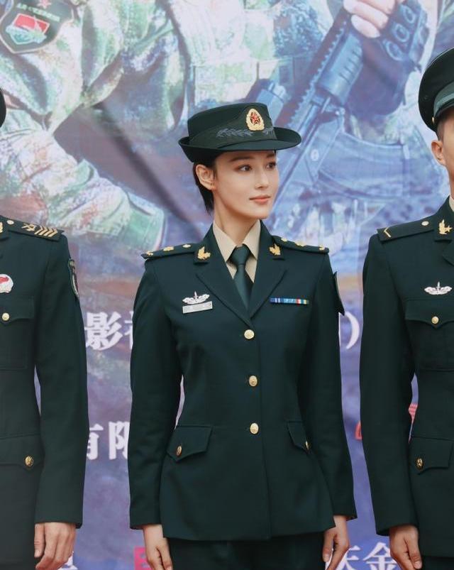 张馨予|“军嫂”张馨予这次真的美翻了，一身军装配短发英姿飒爽
