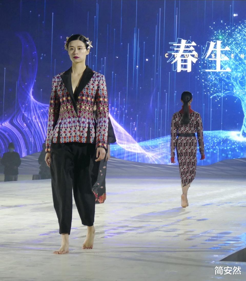 简安然 2021年武汉首场大秀，非遗与时尚的融合，演绎最炫民族风