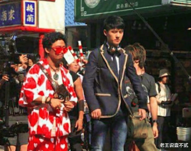 张子枫|张子枫拍完唐探3在日本街上瞎逛,意外被拍进中国综艺,导演一脸懵逼