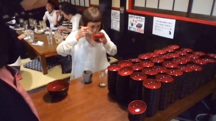 面条|大胃王吃800碗“面条”，镜头拉近一看穿帮，网友：我也吃得完！