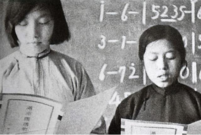 臆说古史|7旬女教师被捕，全村不让抓，警方无奈说出真相，村民：枪毙了吧