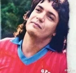 卡洛斯▲骗子球王用了三招,成功骗过老板和球迷,0进球0出场却被称球王