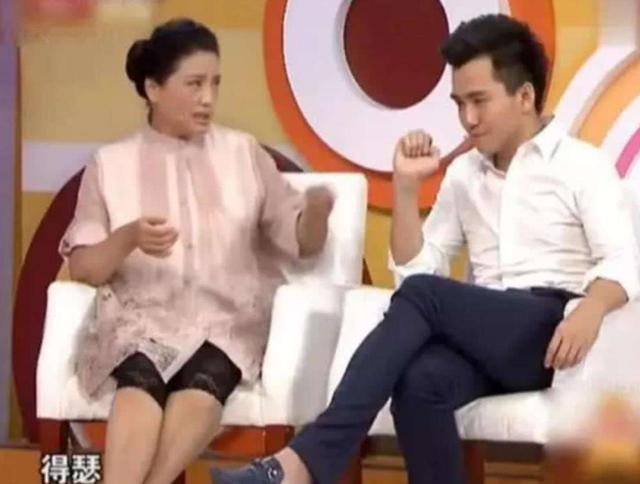 黄晓明|黄晓明班主任看人眼光太独到，被她警告的3位明星学生都出事了