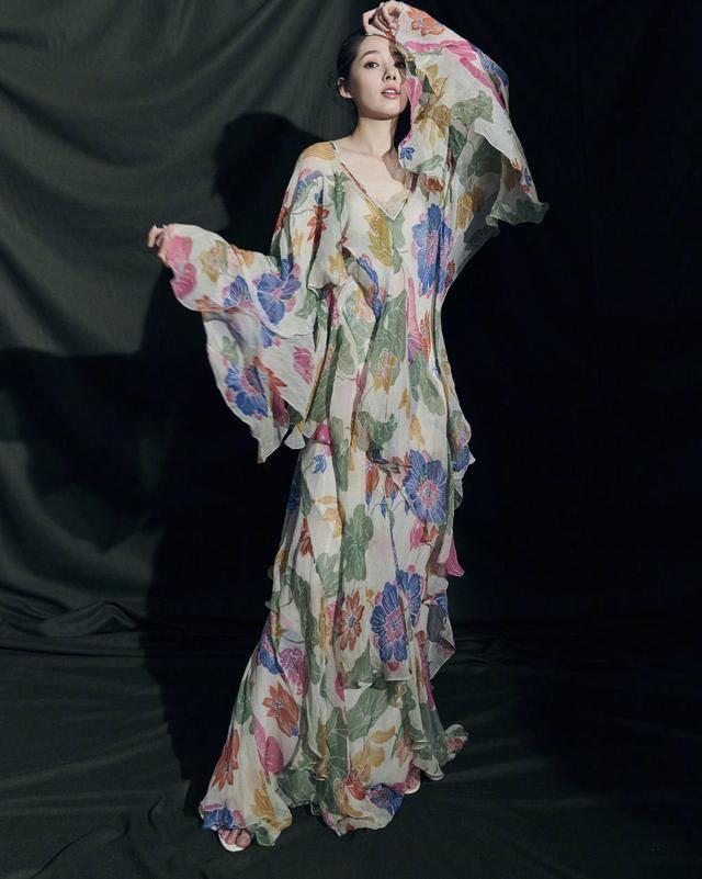 『郭碧婷』郭碧婷难怪能嫁进豪门，穿印花连衣裙配低马尾，就美成这样了？