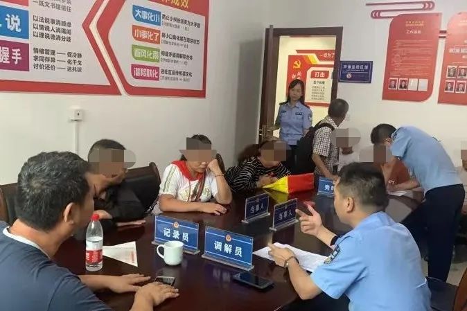 #花溪#“二楼的损失我认，一楼的关我屁事！”争吵不休中，小红出现……