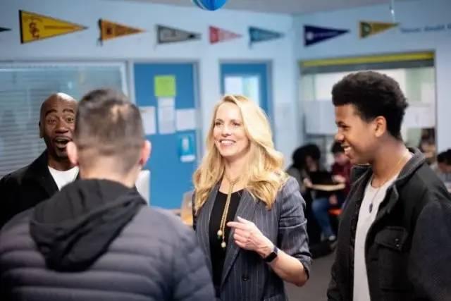 英特尔|乔布斯遗孀有新男票了！千亿阔太豪言裸捐1800亿，爱上小12岁大厨