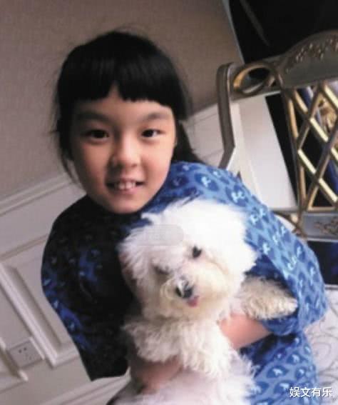 「李咏」李咏18岁女儿晒通知书,考入名校成章泽天师妹,看清学费网友懵了