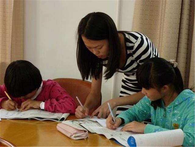 『数学』\我前面4人后面6人一共几人? \孩子答11被打叉, 宝妈质问老师