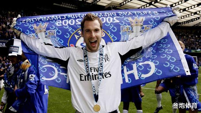 「英超」一个赛季征服英超!36岁神锋比肩C罗,曼城大神还在续约传奇