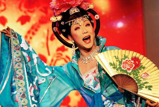 『李玉刚』李玉刚有多渣，走红之后抛弃妻子，如今二婚成为外国人高官女婿